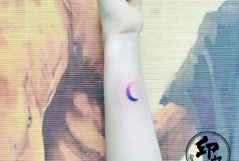 月亮纹身图片_手臂纹身图案