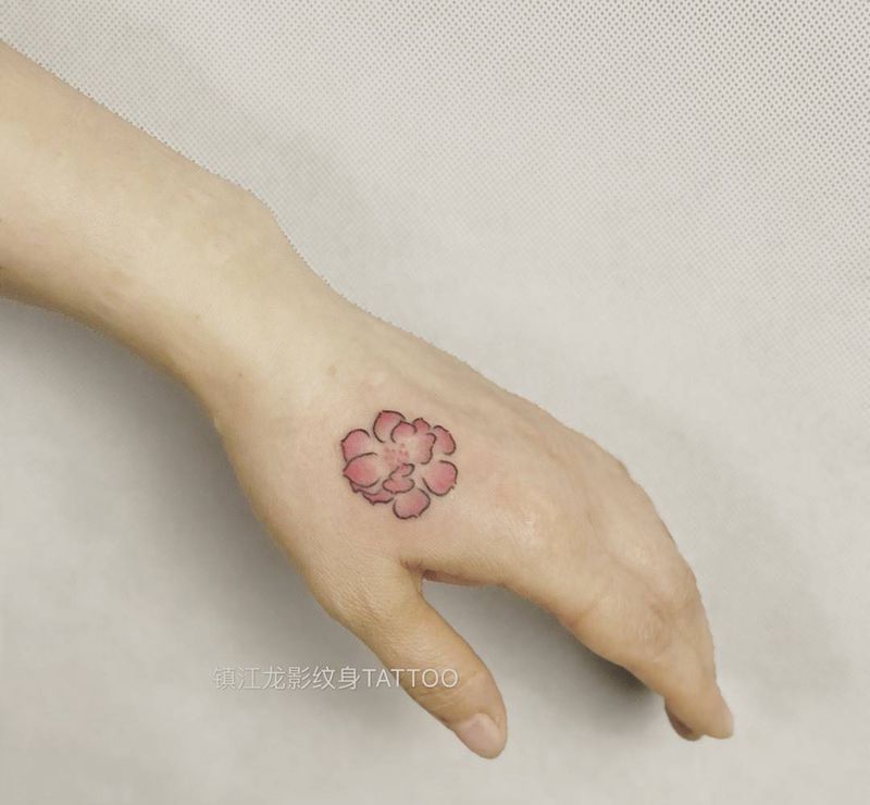 虎口小荷花纹身图片