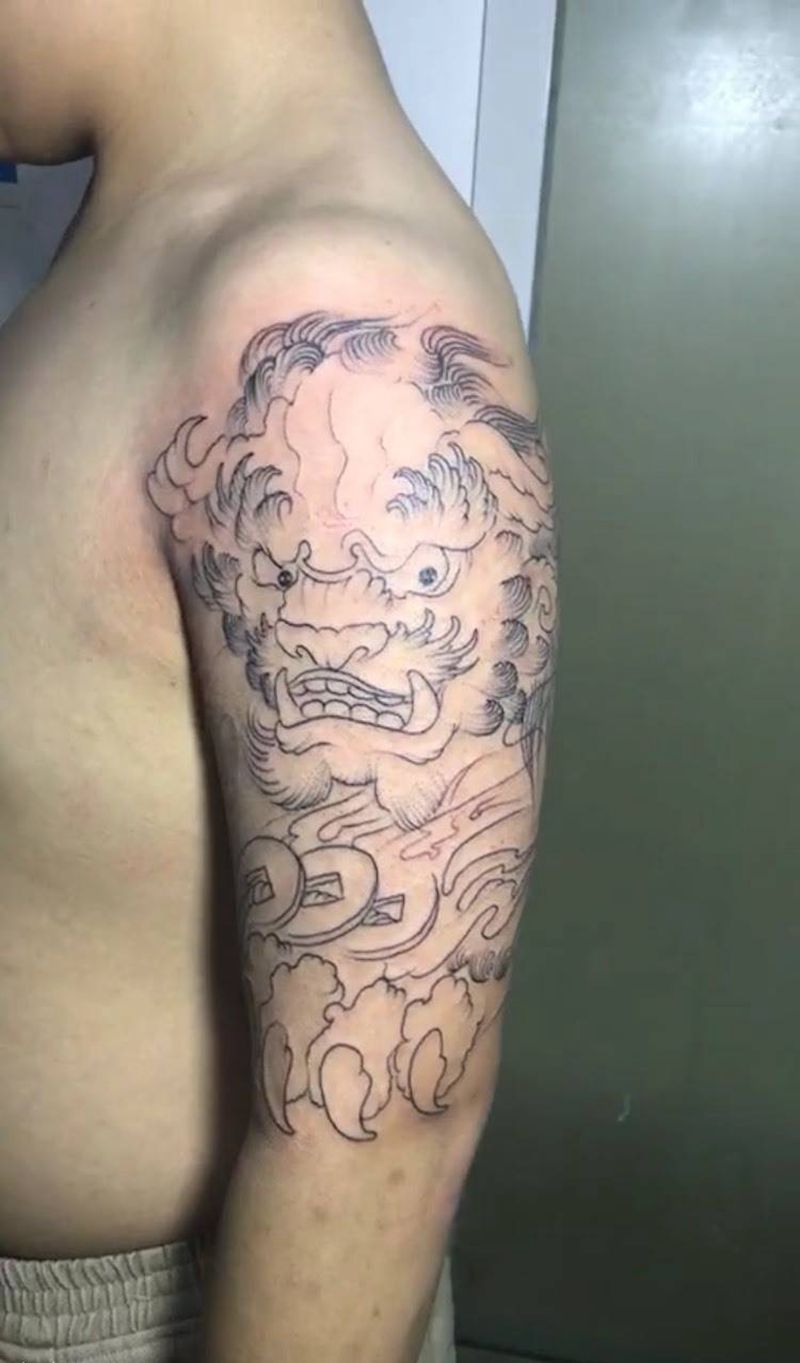 大臂唐狮纹身图片