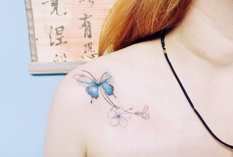 小蝴蝶纹身图片_肩部纹身图案