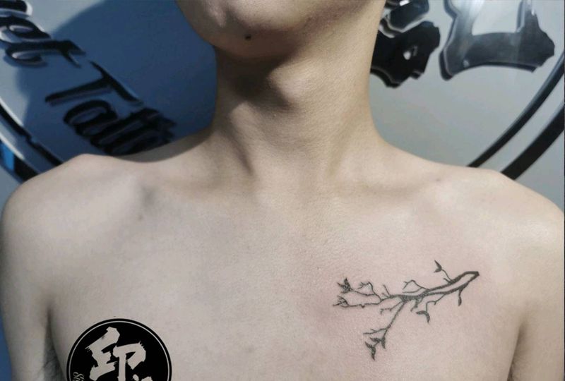 枯叶木枝纹身图片_胸部纹身图案