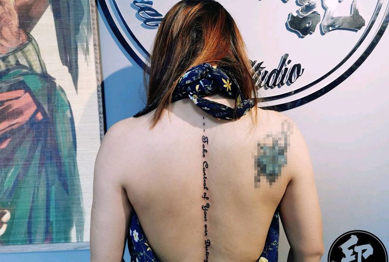 字母纹身图片_背部纹身图案