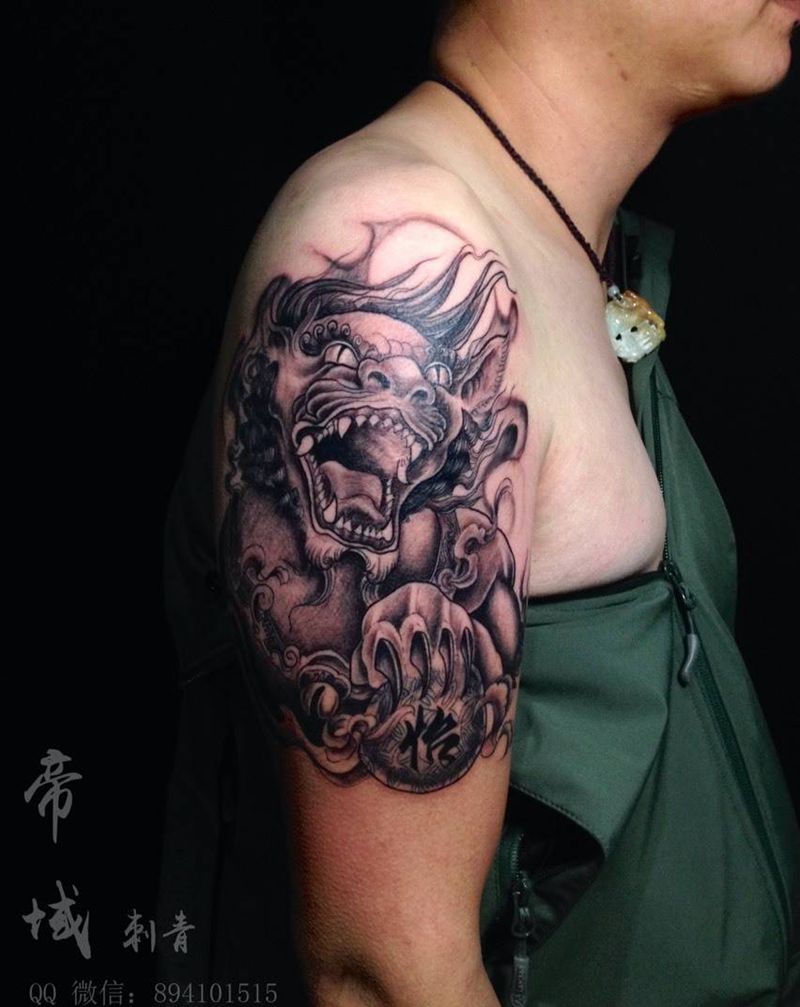 大臂唐狮纹身图片