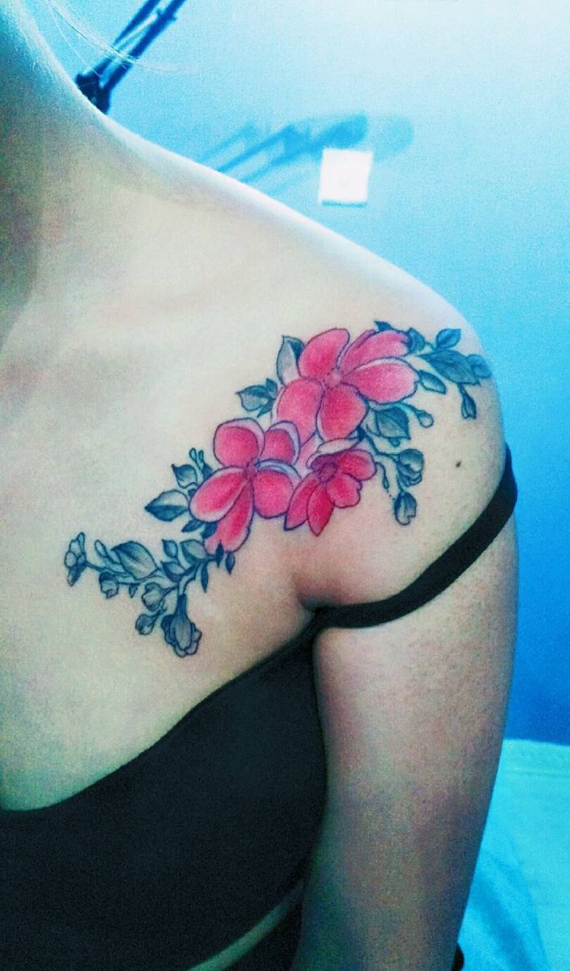 锁骨花纹身图片