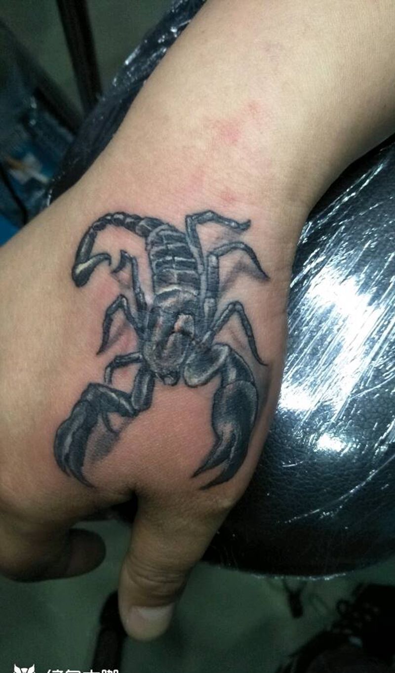 虎口蝎子纹身图片