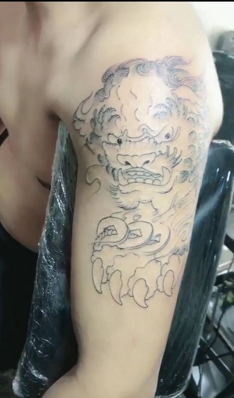 大臂唐狮纹身图片