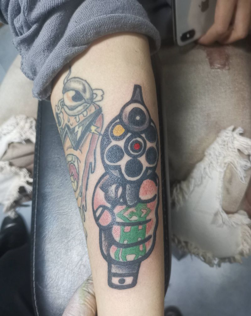 枪纹身图片_手臂Old School纹身图案