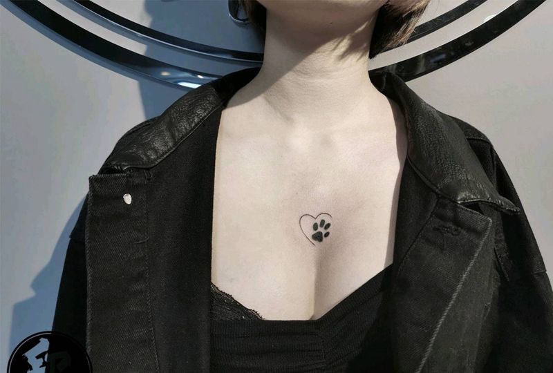 小爪子纹身图片_胸部纹身图案