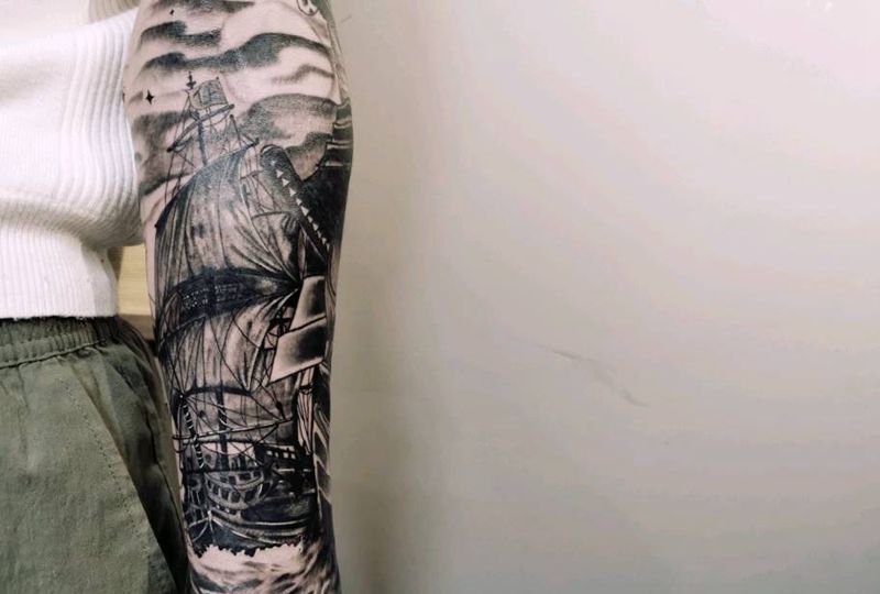 经历风霜的帆船纹身图片_手臂纹身图案