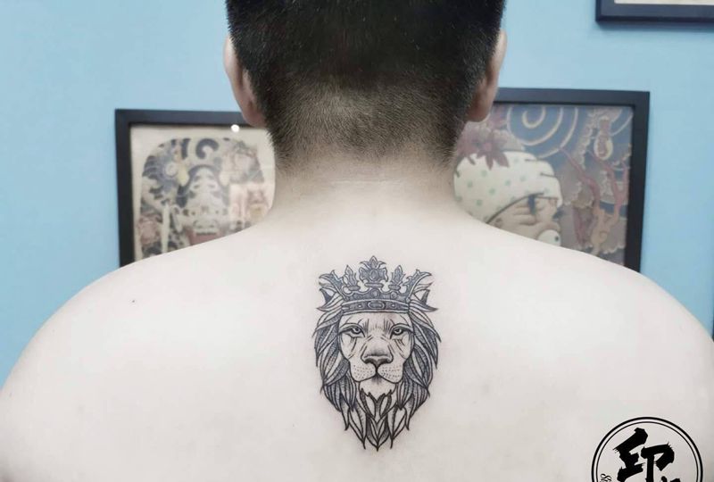 线条小猫咪纹身图片_背部纹身图案