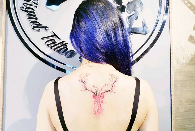 鹿纹身图片_背部水彩纹身图案