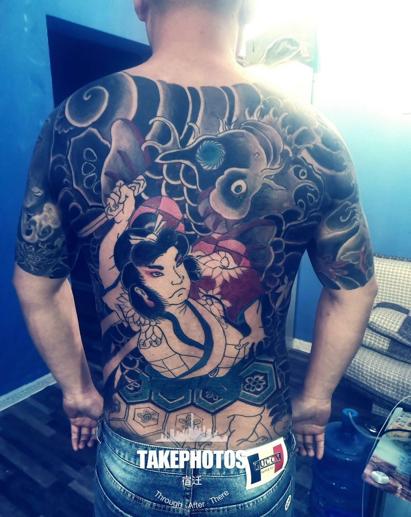未完成作品纹身图片_背部老传统纹身图案