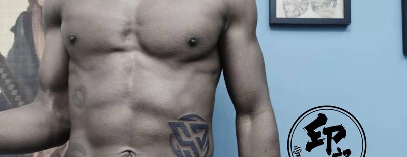 小哥身材好。纹身图片_腹部纹身图案