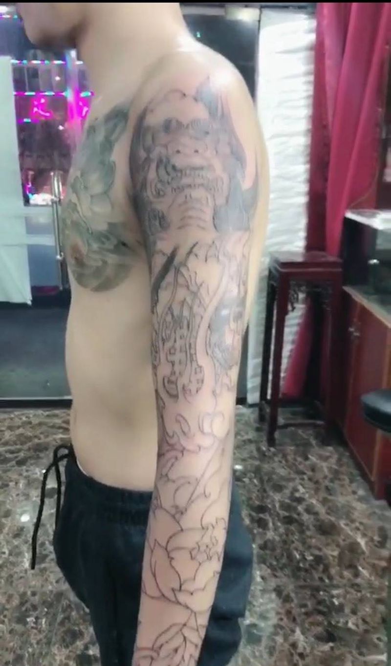 花臂初步勾线纹身图片