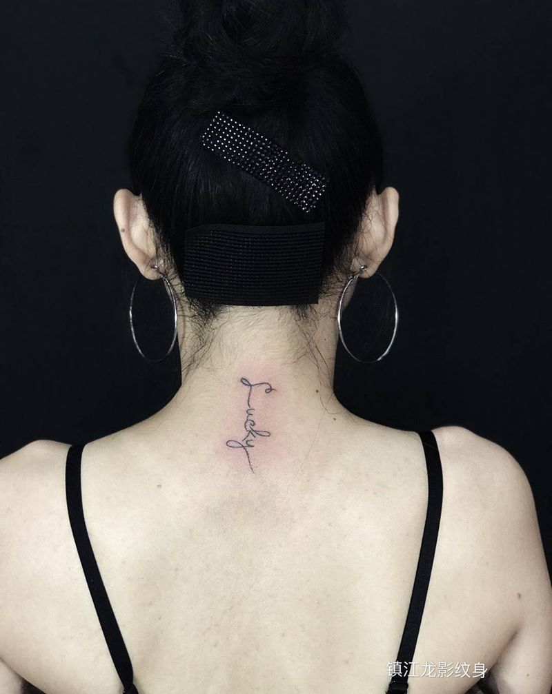 走个小幸运 美女小护士[偷笑]纹身图片