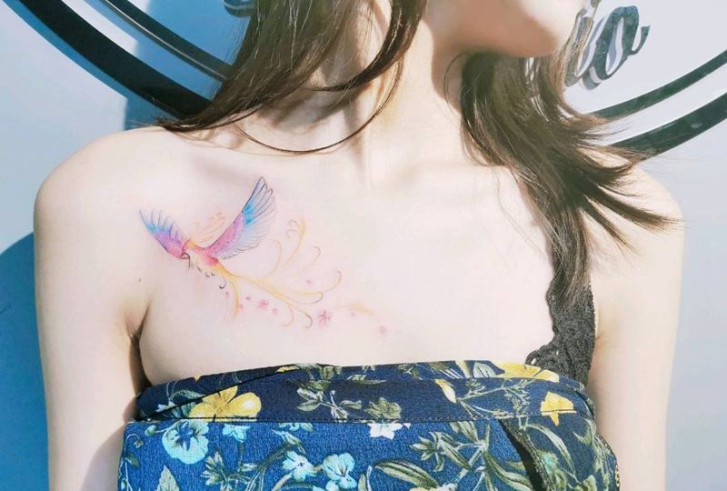 小凤凰纹身图片_胸部纹身图案