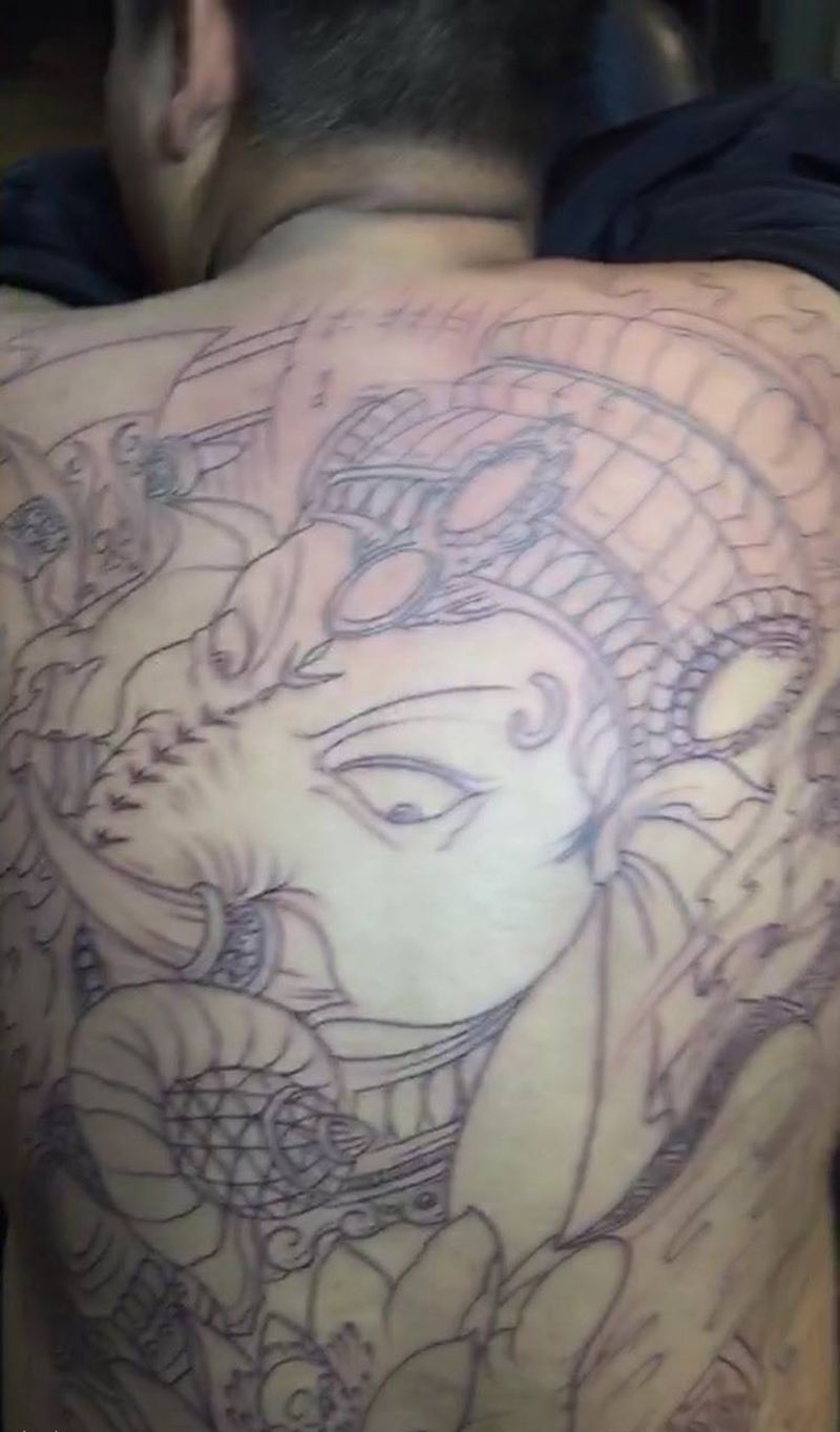 后背象神纹身图片