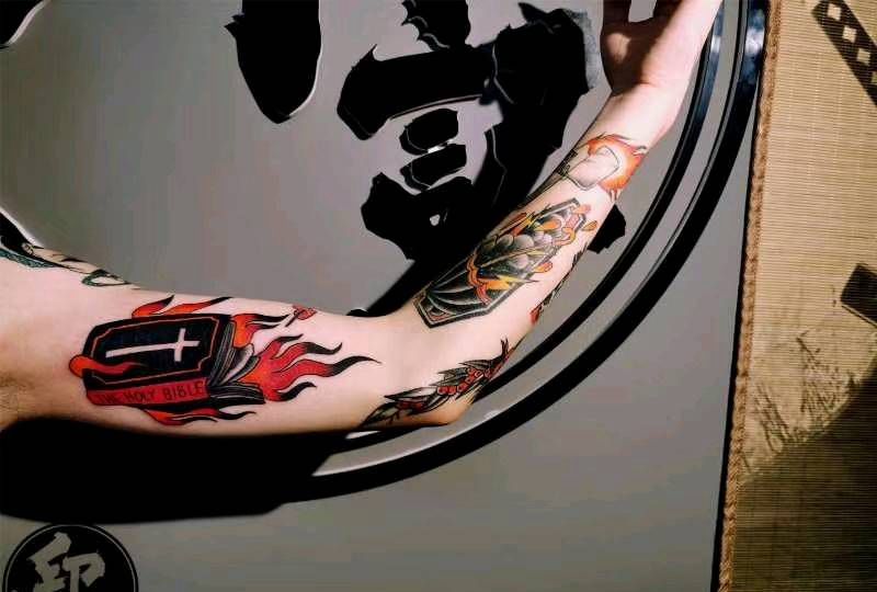 圣经纹身图片_手臂Old School纹身图案