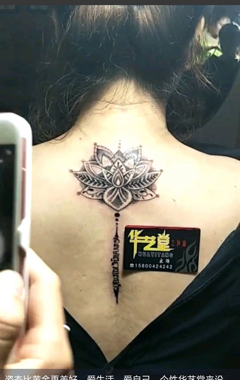 美女后背纹身图片