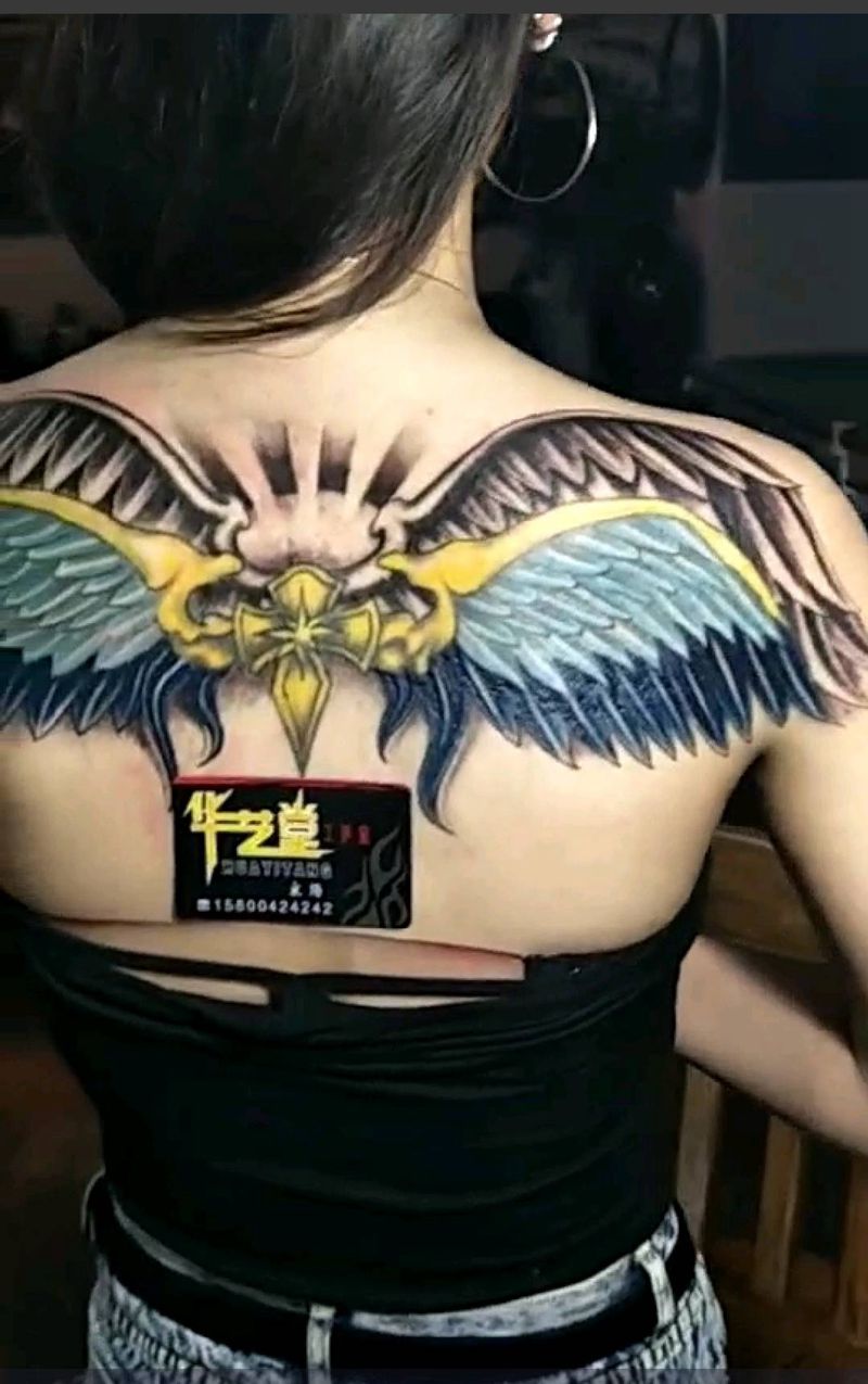 美女后背翅膀修改纹身图片