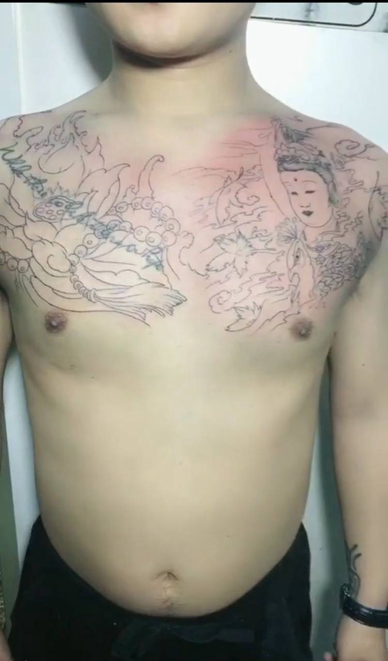 花胸初步勾线纹身图片