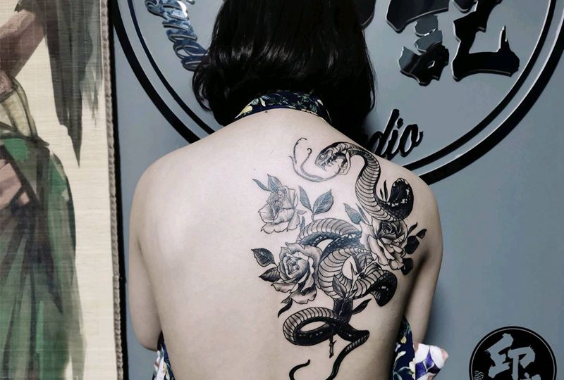 花与蛇纹身图片_背部纹身图案