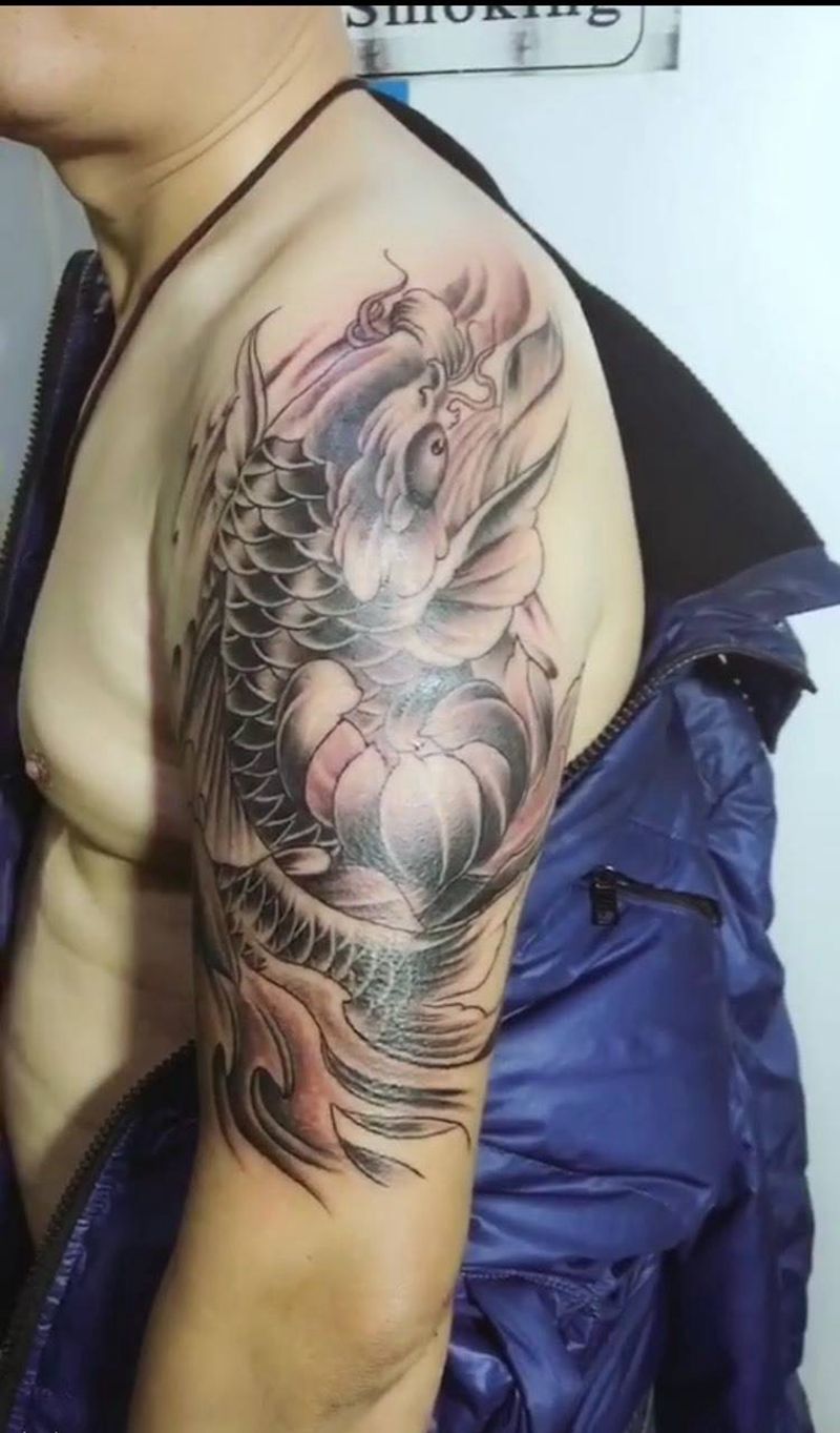 大臂鲤鱼纹身图片