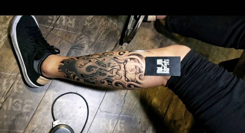 小腿修改黑白图纹身图片