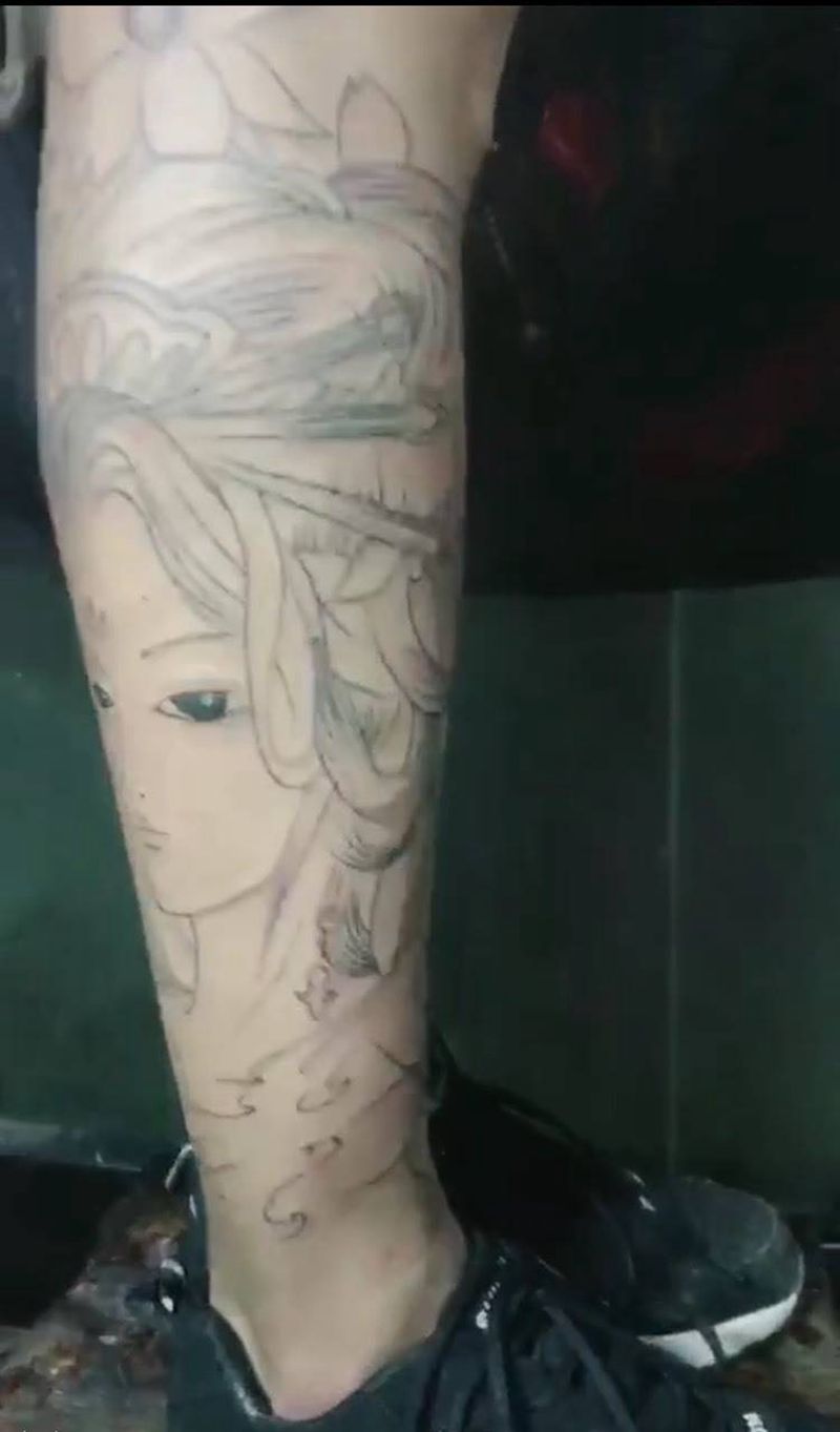 小腿勾线纹身图片