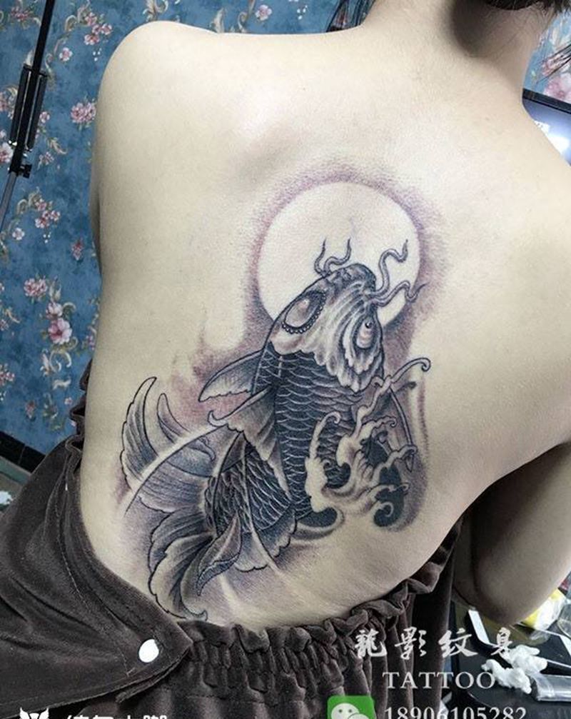 后背鱼一条纹身图片
