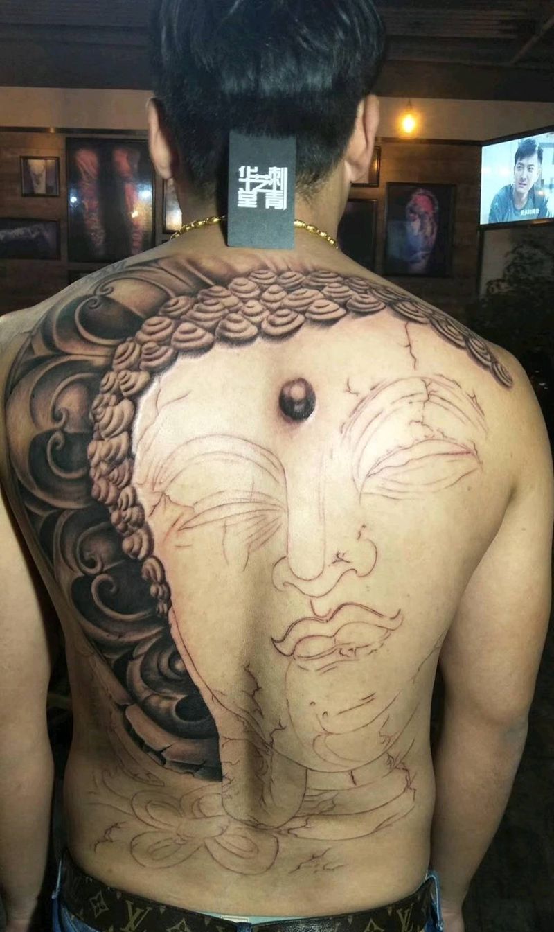 满背纹身还未纹完纹身图片