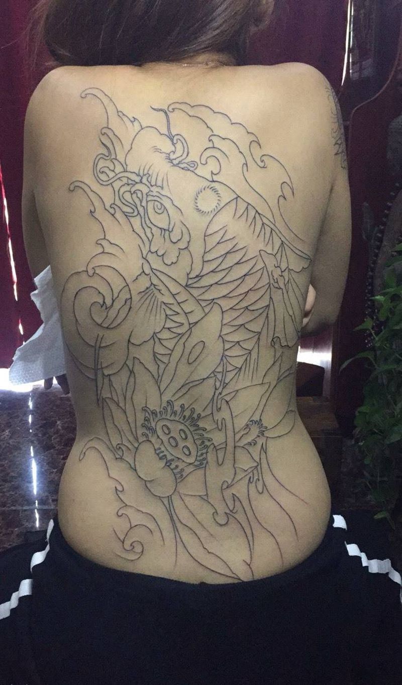 鲤鱼初步勾线纹身图片