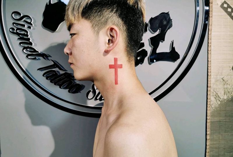 十字架纹身图片_颈部纹身图案