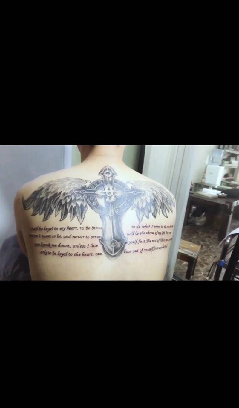 一年前做的翅膀又新加的英文纹身图片
