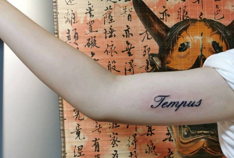 字母一枚。纹身图片_手臂花体字纹身图案