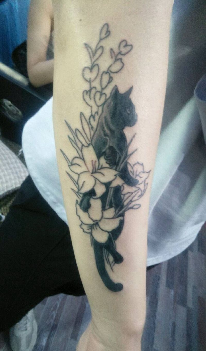 黑猫纹身图片_手臂老传统猫纹身图案