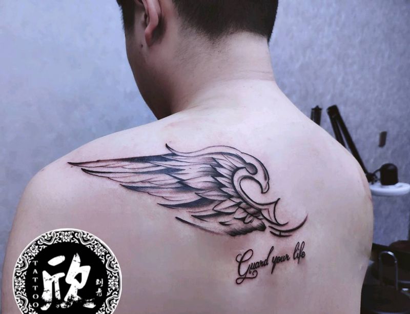 翅膀纹身图片_肩部纹身图案