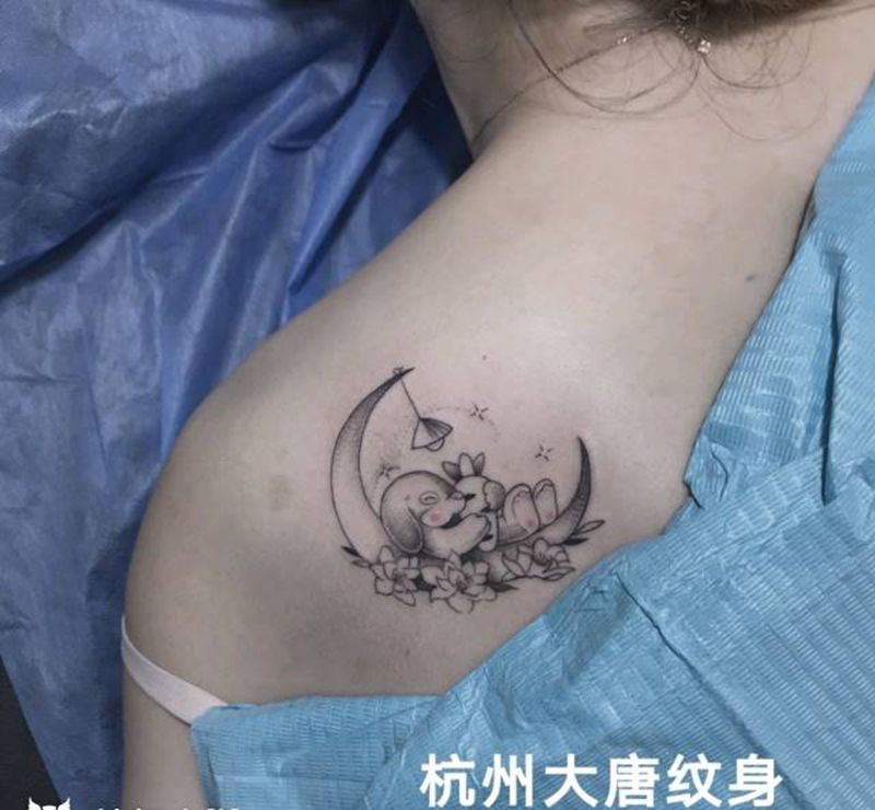 小兔子纹身图片_背部小清新纹身图案
