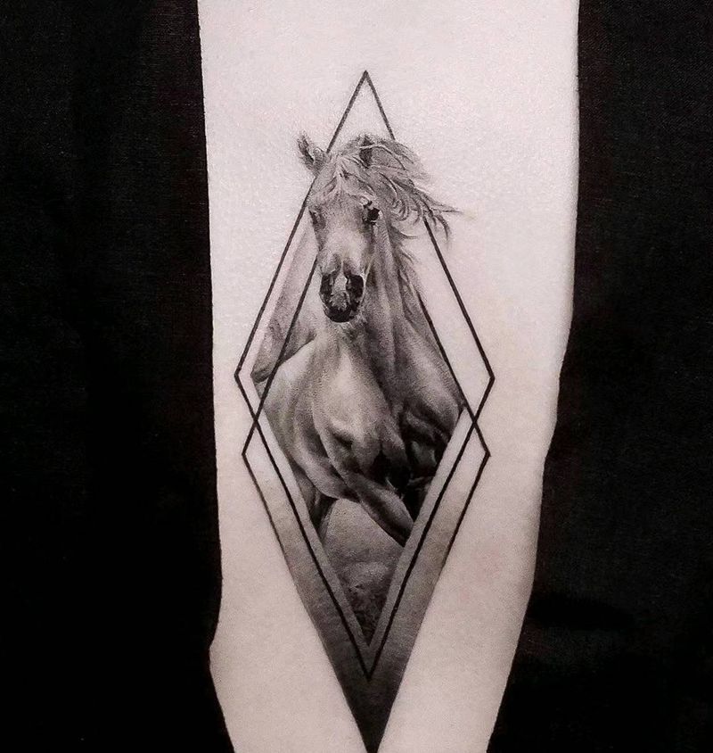 马纹身图片_胸部欧美写实纹身图案