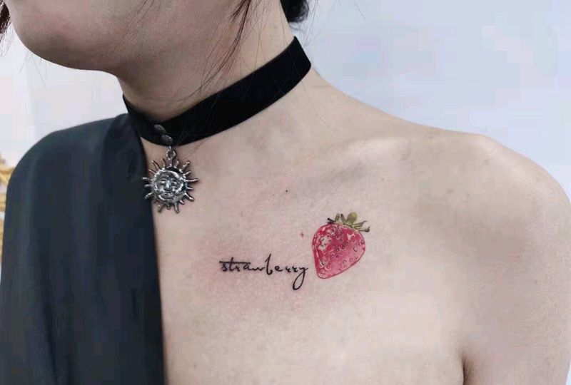 一颗草莓纹身图片_胸部欧美写实水彩纹身图案