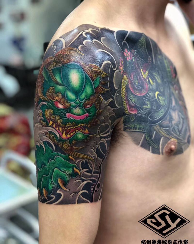 唐狮子纹身图片_肩部纹身图案