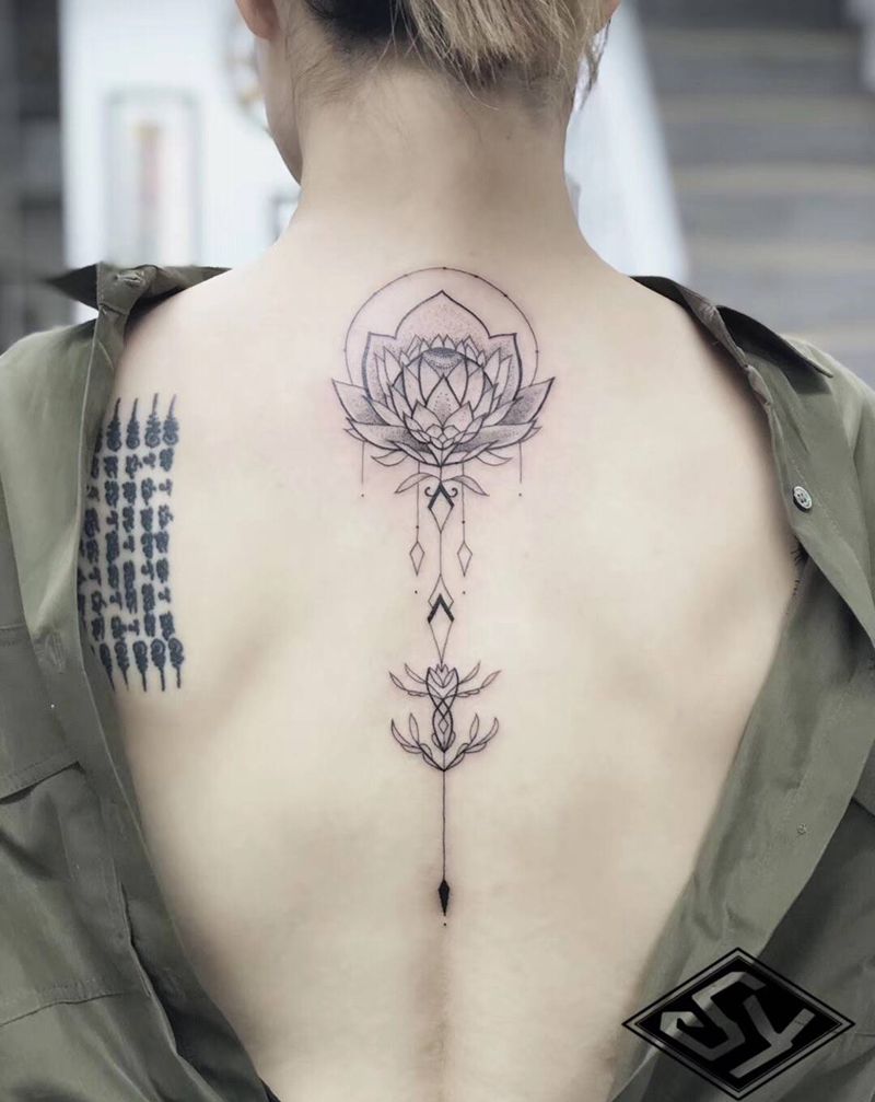 花纹身图片_背部纹身图案