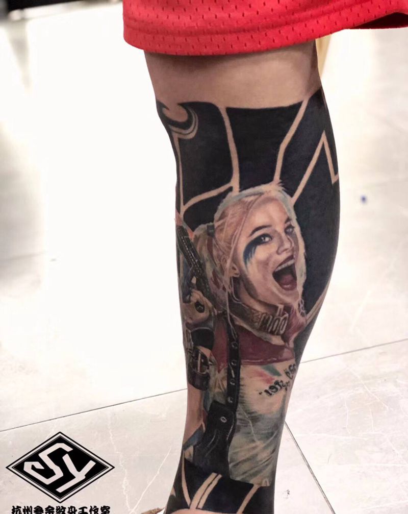 小丑女纹身图片_腿部纹身图案