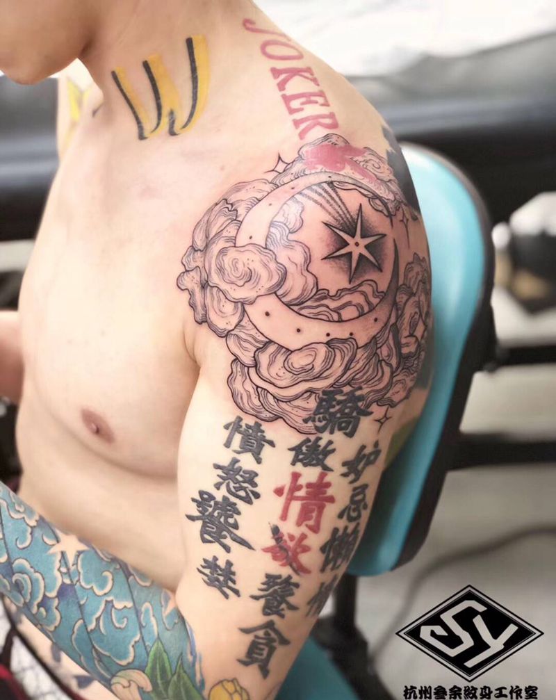 加图纹身图片_肩部纹身图案