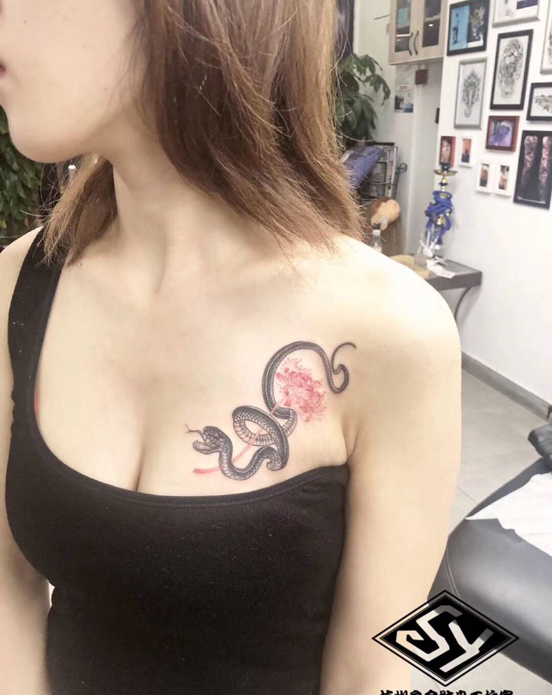 蛇纹身图片_胸部纹身图案