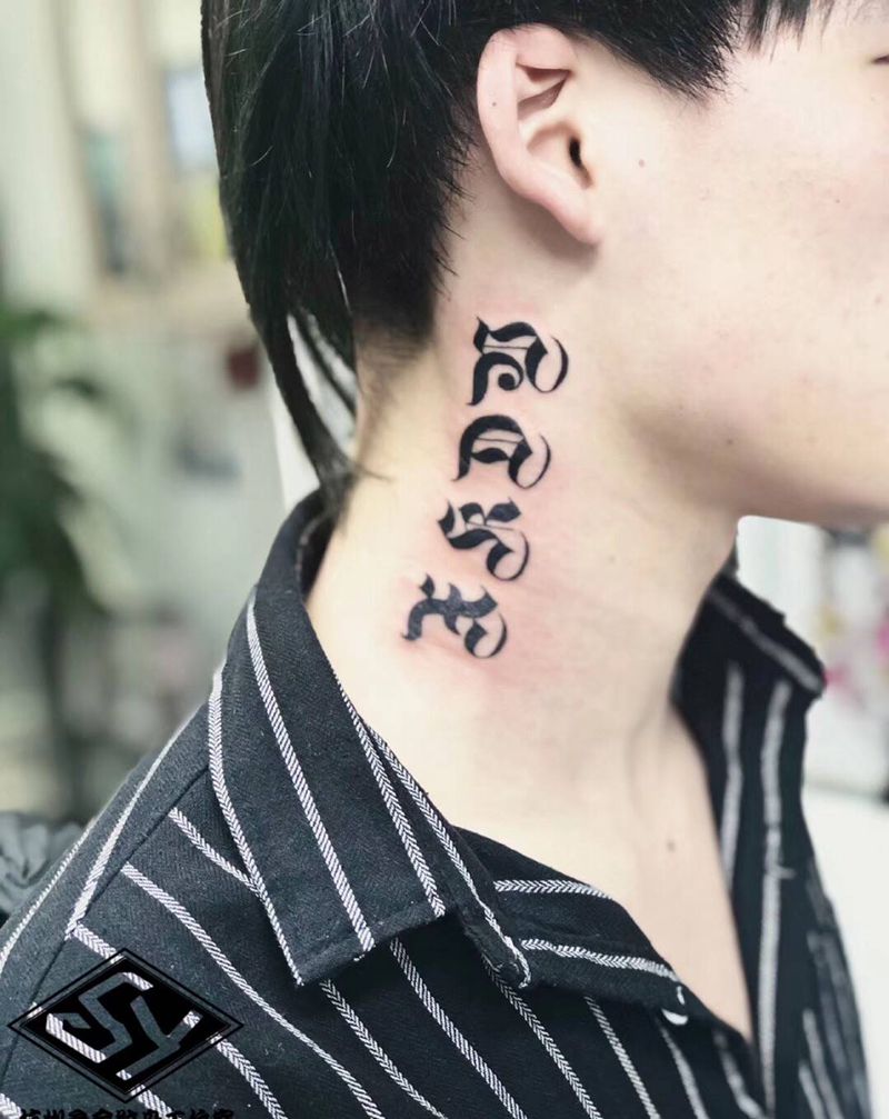 小字母纹身图片_颈部纹身图案