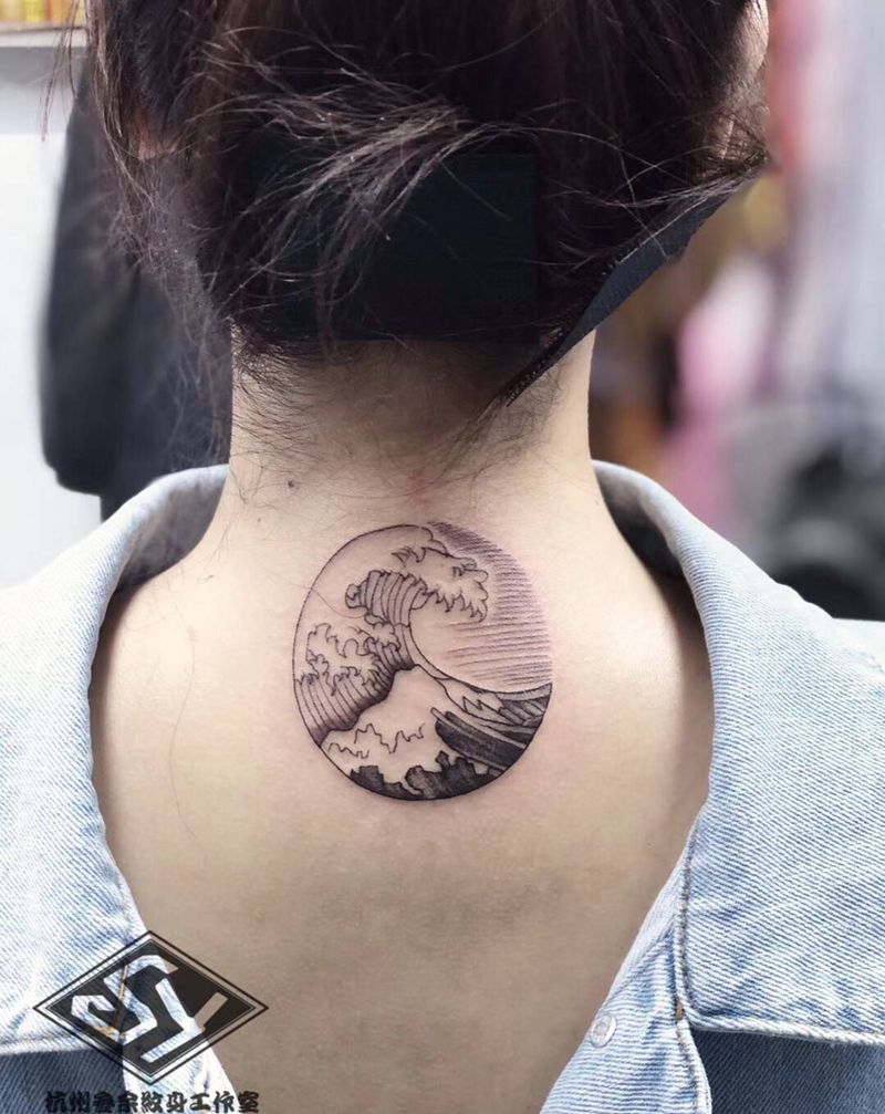 情侣图纹身图片_颈部纹身图案