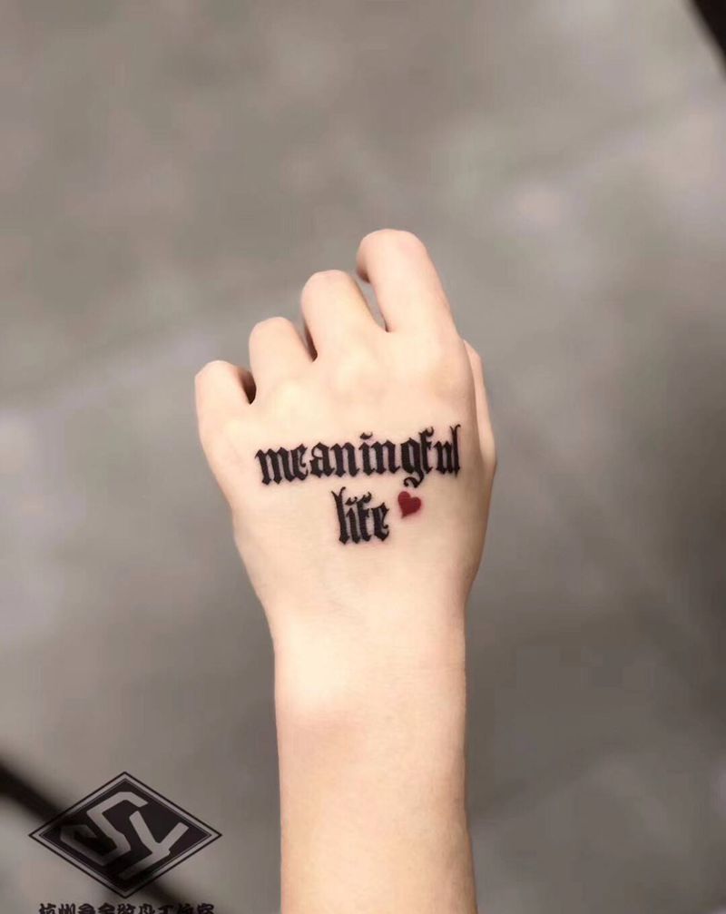 手背字母纹身图片_手部纹身图案