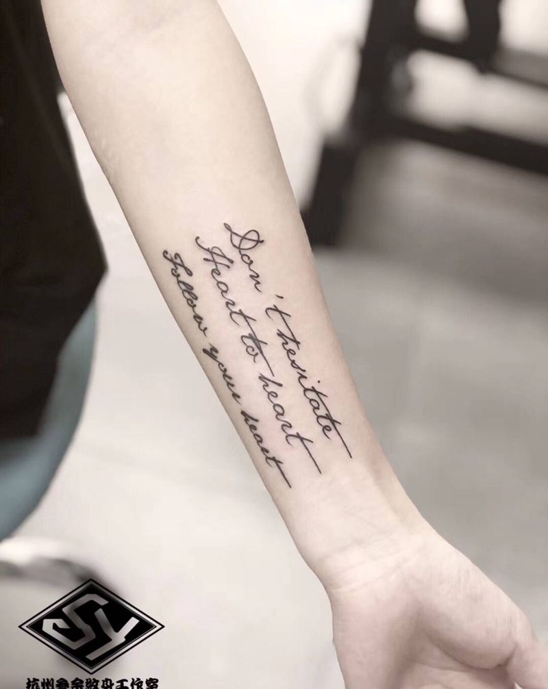 字母纹身图片_手臂手部花体字纹身图案