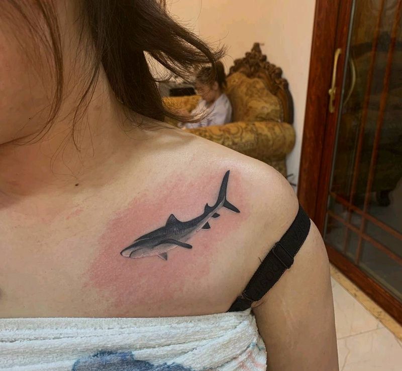 鲨鱼纹身图片_肩部纹身图案